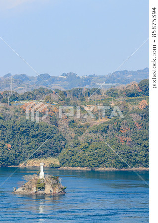 從長崎縣西海橋看到的冬季弁天島(市淵島神社) 從長崎縣西海橋看到的冬季弁天島(市淵島神社) 85875394