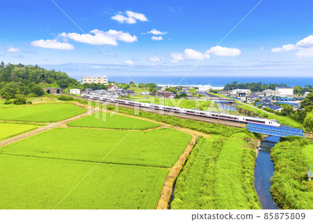 在北海道的太平洋海岸線上沿著常磐線觀察日立快車E657系列的鳥瞰圖 85875809