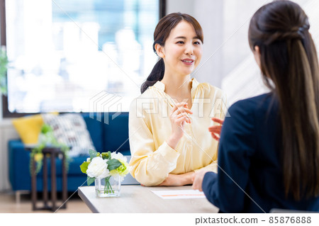 Young woman to consult 85876888