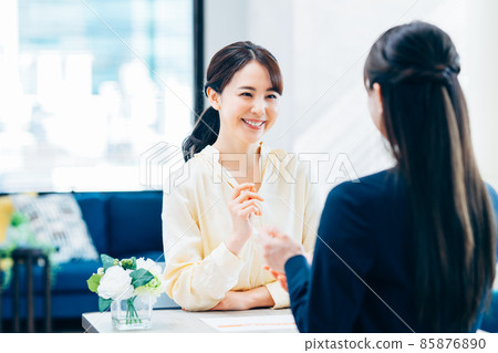 Young woman to consult 85876890