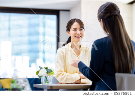 Young woman to consult 85876891