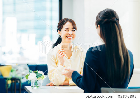 年輕女子諮詢 年輕女子諮詢 85876895