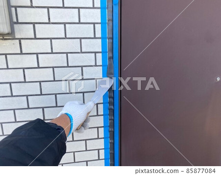 Sealing around the door 85877084