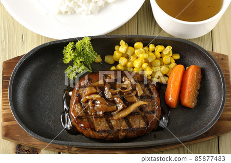 日式漢堡牛排配歐芹、胡蘿蔔玻璃、鐵盤上的玉米和蘑菇醬、清湯和米飯 日式漢堡牛排配歐芹、胡蘿蔔玻璃、鐵盤上的玉米和蘑菇醬、清湯和米飯 85877483