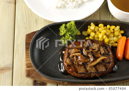 日式漢堡牛排配歐芹、胡蘿蔔玻璃、鐵盤上的玉米和蘑菇醬、清湯和米飯 85877484
