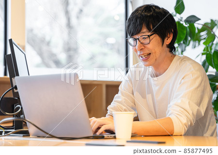 A man who has an online meeting at home with remote work 85877495