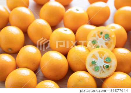 Lots of kumquats Lots of kumquats 85877644