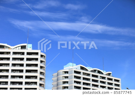 Blue sky and mansion Blue sky and mansion 85877745