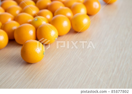 Lots of kumquats Lots of kumquats 85877802