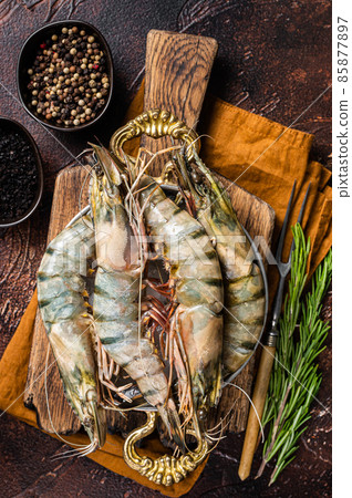 Whole Black tiger giant prawns shrimps in a skillet. Raw Seafood. Dark background. Top view Whole Black tiger giant prawns shrimps in a skillet. Raw Seafood. Dark background. Top view 85877897