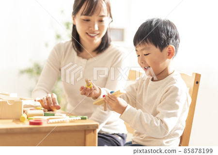 父母和孩子玩積木 父母和孩子玩積木 85878199