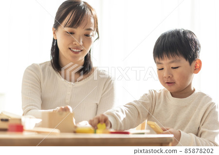 父母和孩子玩積木 85878202