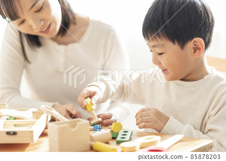 父母和孩子玩積木 85878203