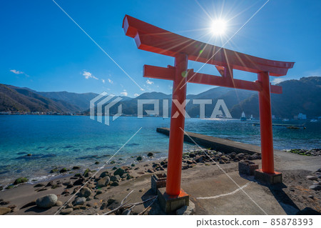 駿河灣和鳥居“沼津市邊田” 85878393
