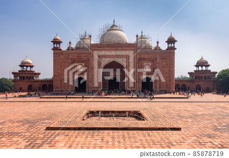 Mehmaan Khana building to the east side of the the Taj Mahal mausoleum in Agra, Uttar Pradesh, India Mehmaan Khana building to the east side of the the Taj Mahal mausoleum in Agra, Uttar Pradesh, India 85878719