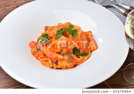 三文魚番茄奶油意大利面。意大利面，意大利面。番茄醬配三文魚、shimeji 蘑菇和菠菜。 85879464