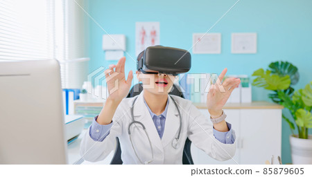 doctor wearing VR headsets 85879605