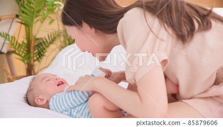 mother with her baby 85879606