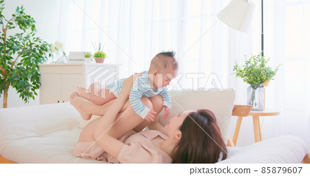mother with her baby 85879607