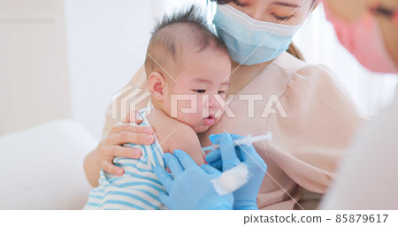 baby get vaccinated 85879617