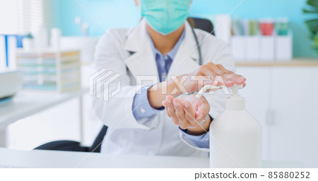 doctor use alcohol for disinfection 85880252