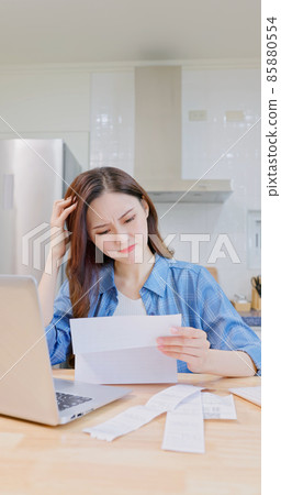 woman look at bills 85880554