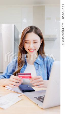 woman shopping online 85880555