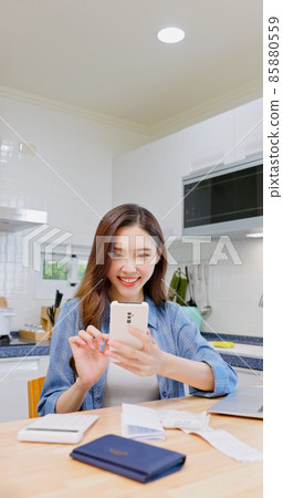 woman uses mobile phone 85880559