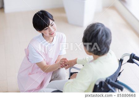 Nursing image Portrait of senior woman and caregiver Nursing image Portrait of senior woman and caregiver 85880668