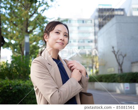 [Urban] A woman walking in the town 85881561