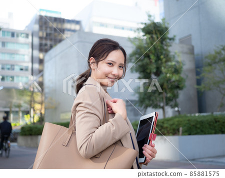 [Urban] A woman walking in the town 85881575