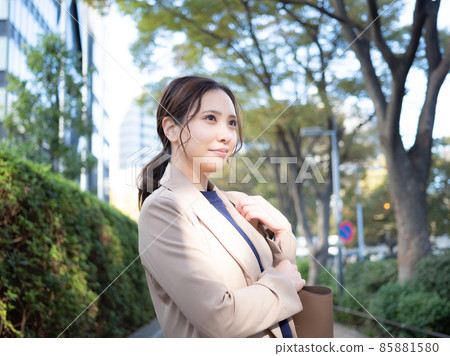 [Urban] A woman walking in the town 85881580