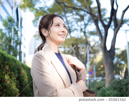 [Urban] A woman walking in the town 85881582