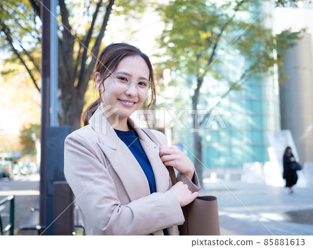 [Urban] A woman walking in the town 85881613