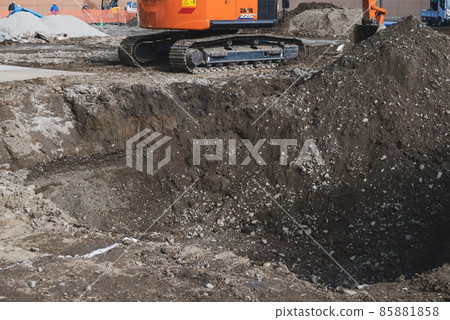 重型機械深挖的建築工地 85881858