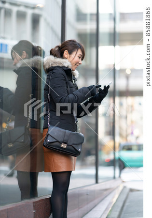 Winter female meeting smartphone Winter female meeting smartphone 85881868