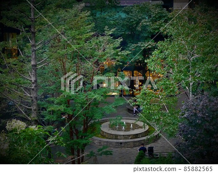 Landscape at dusk in the courtyard with the fountain of the picturesque Mitsubishi Ichigokan Museum Landscape at dusk in the courtyard with the fountain of the picturesque Mitsubishi Ichigokan Museum 85882565