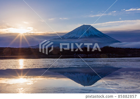 (山梨縣)精進湖的日出 富士山 (山梨縣)精進湖的日出 富士山 85882857