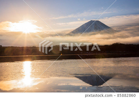 (Yamanashi Prefecture) Sunrise of Lake Shoji Mt. Fuji (Yamanashi Prefecture) Sunrise of Lake Shoji Mt. Fuji 85882860