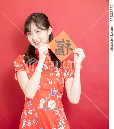 Young asian woman wearing traditional cheongsam... - Stock Photo [85882882]  - PIXTA