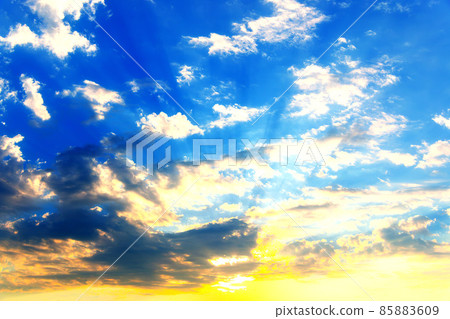 Dramatic sky with feather clouds. Sun's rays shine through clouds. Colorful background. 85883609