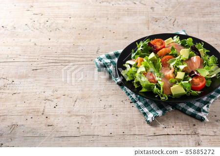 Salmon and avocado salad 85885272