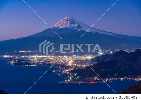 (Shizuoka Prefecture) Numazu street lights and Mt. Fuji (Shizuoka Prefecture) Numazu street lights and Mt. Fuji 85885402