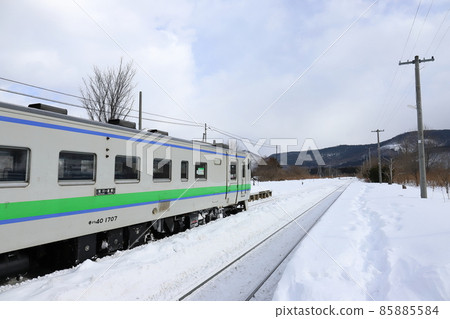 Trains stopped at Setose Station in Engaru, Hokkaido 85885584