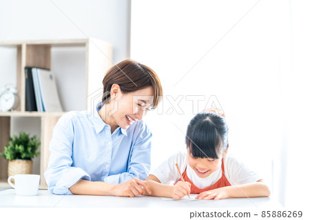 父母和孩子在客廳學習。 父母和孩子在客廳學習。 85886269