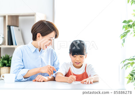 Parents and children studying in the living room. Parents and children studying in the living room. 85886278