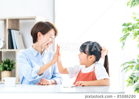 父母和孩子在客廳學習。 85886280