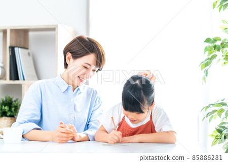 父母和孩子在客廳學習。 85886281