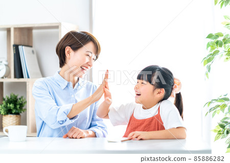 Parents and children studying in the living room. 85886282