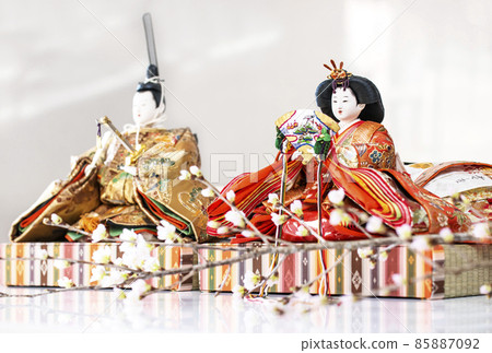 Hinamatsuri: Hina dolls and peach blossoms, Emperor and Empress, Girls' Day, image material 85887092